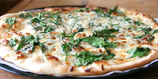 Пицца со шпинатом и сыром