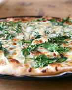 Пицца со шпинатом и сыром