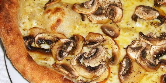 Пицца со свежими грибами