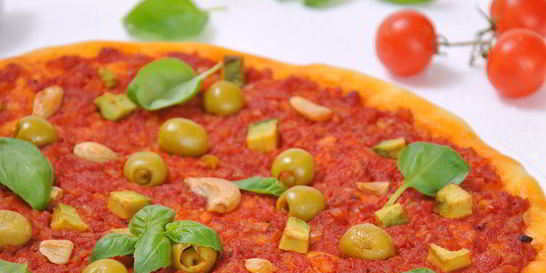 Постная пицца с оливками и чесноком