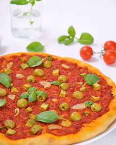 Постная пицца с оливками и чесноком