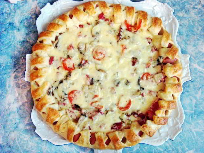 Рецепт праздничной пиццы с солеными огурцами и колбасой