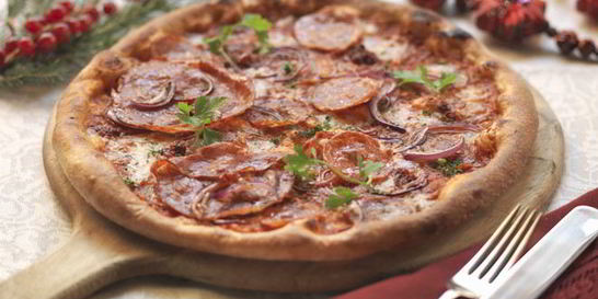 Вкусная пицца с колбасой и сыром