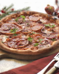 Вкусная пицца с колбасой и сыром