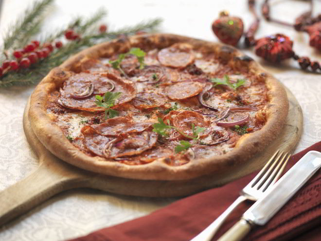 Рецепт вкусной пиццы с колбасой и сыром