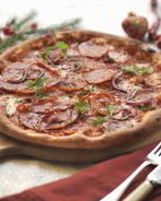 Вкусная пицца с колбасой и сыром