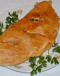 Закрытая пицца кальцоне с курицей и грибами