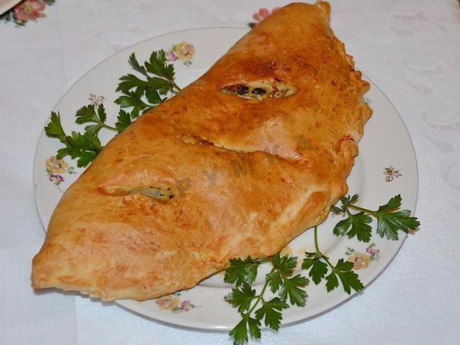 Рецепт закрытой пиццы кальцоне с курицей и грибами