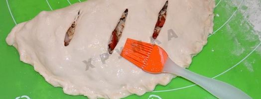 закрытая пицца кальцоне с курицей и грибами. Шаг 11