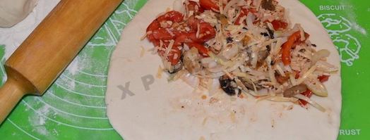 закрытая пицца кальцоне с курицей и грибами. Шаг 10