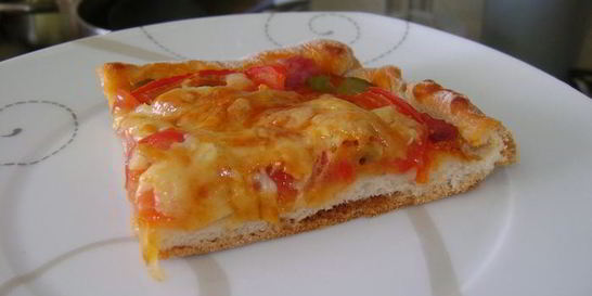 Золотистая пицца с ветчиной