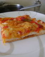 Золотистая пицца с ветчиной