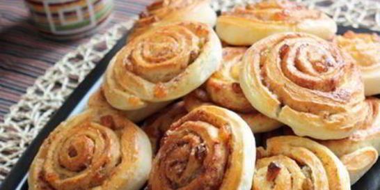 Рулетики с изюмом и корицей