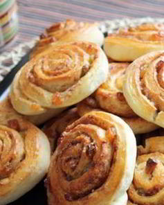 Рулетики с изюмом и корицей