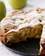 Диетическая яблочная шарлотка с медом на ржаной муке