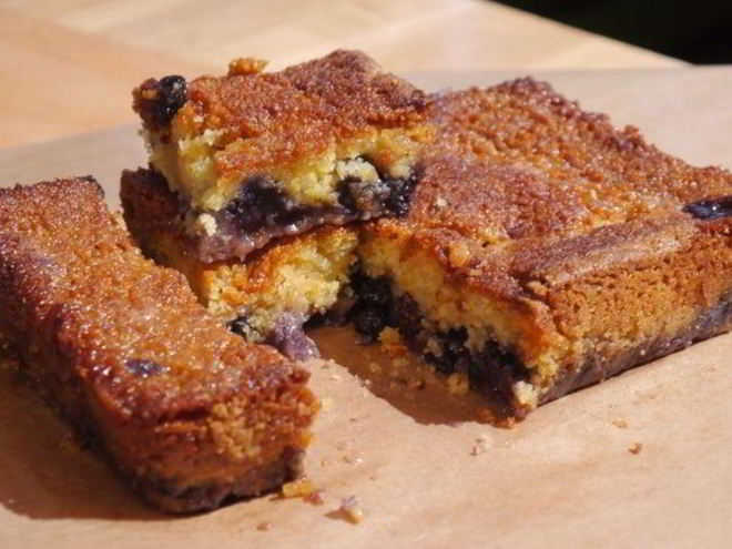 Рецепт лимонной шарлотки с голубикой