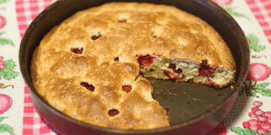 Малиновая шарлотка с сахаром и маслом