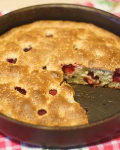 Малиновая шарлотка с сахаром и маслом