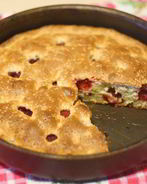 Малиновая шарлотка с сахаром и маслом