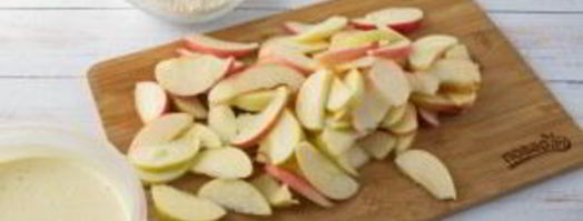 пирог с яблоками шарлотка. Шаг 2