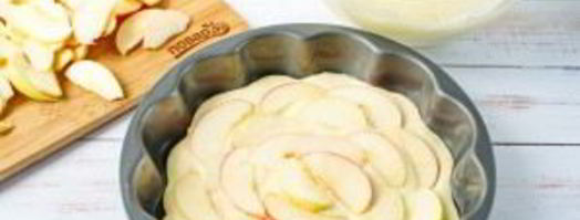 пирог с яблоками шарлотка. Шаг 4