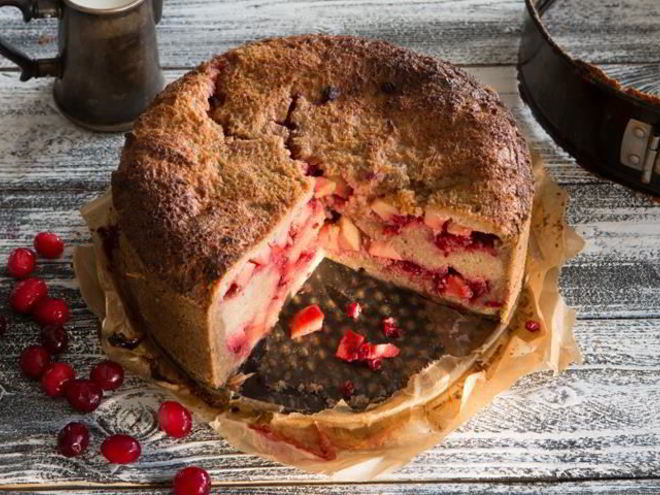 Рецепт северной шарлотки из ржаного хлеба с брусникой и яблоками