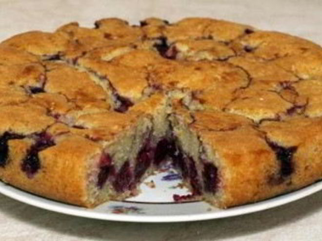 Рецепт шарлотки из хлеба с вишней по-польски