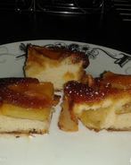 Шарлотка из яблок с карамелью