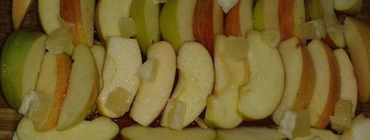 шарлотка из яблок с карамелью. Шаг 3