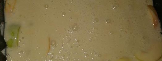 шарлотка из яблок с карамелью. Шаг 6