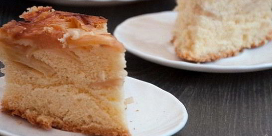 Шарлотка на кефире в мультиварке