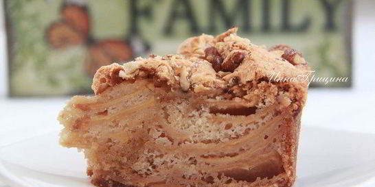 Шарлотка с айвой и орехами