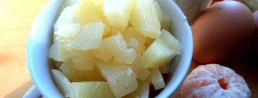 шарлотка с ананасом и хурмой. Шаг 2