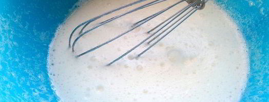 шарлотка с ананасом и хурмой. Шаг 3