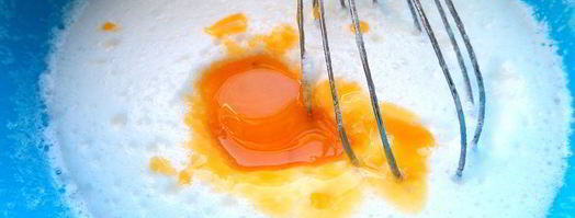 шарлотка с ананасом и хурмой. Шаг 4