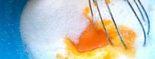 шарлотка с ананасом и хурмой. Шаг 5