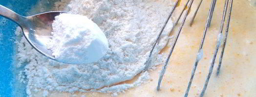 шарлотка с ананасом и хурмой. Шаг 6