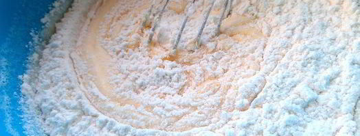 шарлотка с ананасом и хурмой. Шаг 7