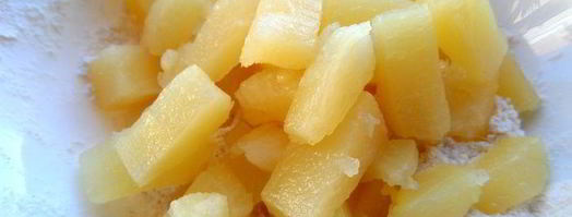 шарлотка с ананасом и хурмой. Шаг 8