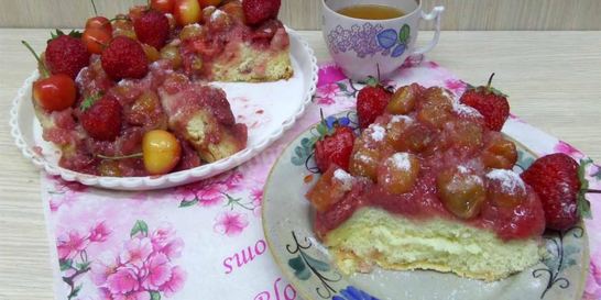 Шарлотка с черешней и клубникой