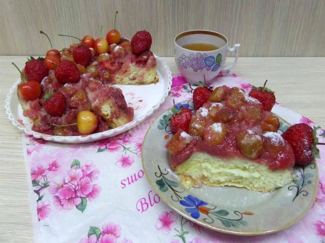 Рецепт шарлотки с черешней и клубникой