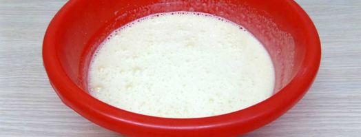 шарлотка с черешней и клубникой. Шаг 2