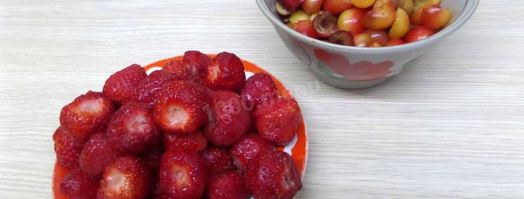 шарлотка с черешней и клубникой. Шаг 4