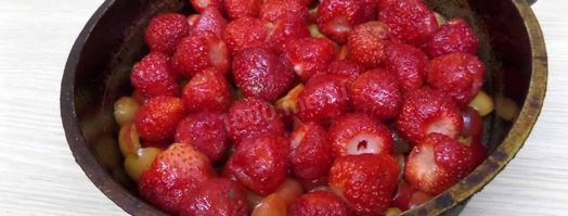 шарлотка с черешней и клубникой. Шаг 5