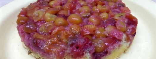 шарлотка с черешней и клубникой. Шаг 7