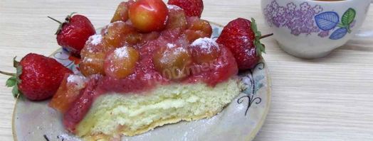 шарлотка с черешней и клубникой. Шаг 8