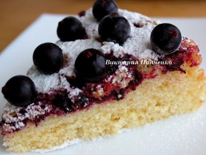 Рецепт шарлотка с черной смородиной из мультиварки