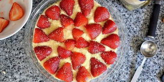 Шарлотка с клубникой