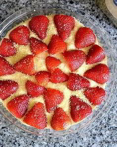 Шарлотка с клубникой