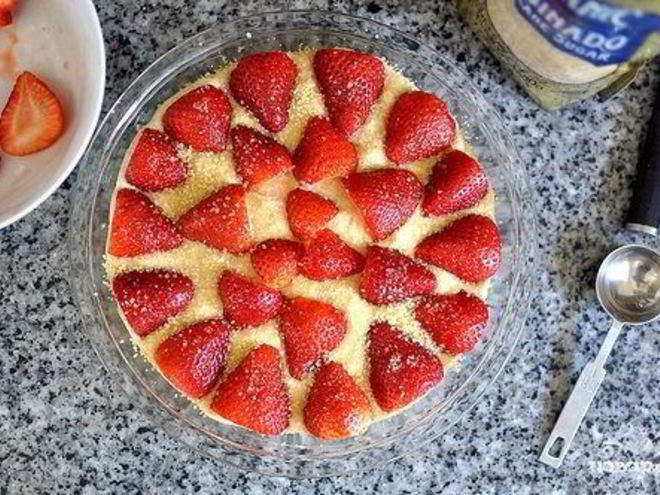 Рецепт шарлотки с клубникой